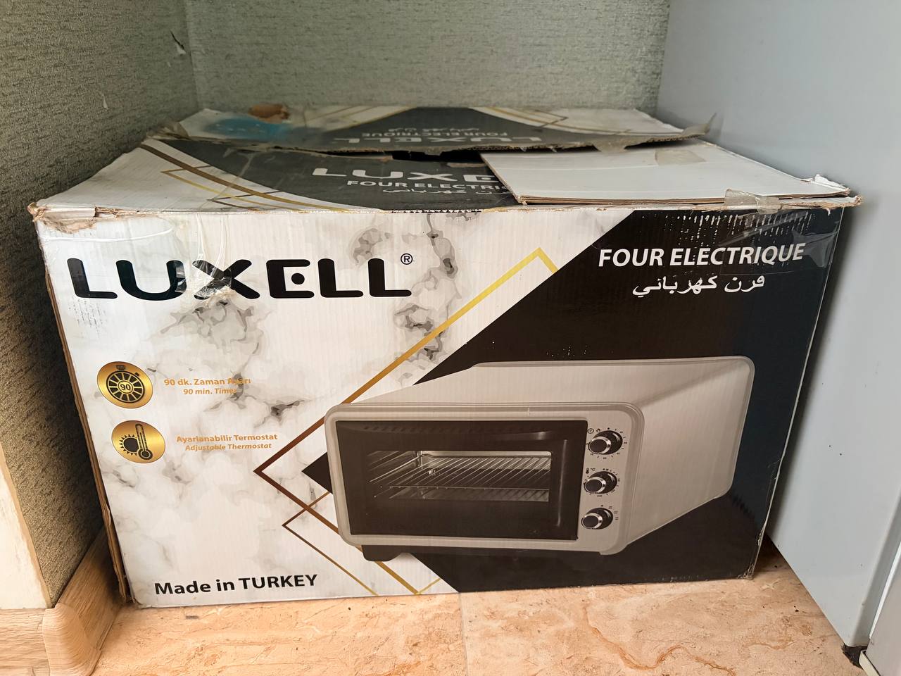 Электрическая духовка Luxell с противнями и решеткой