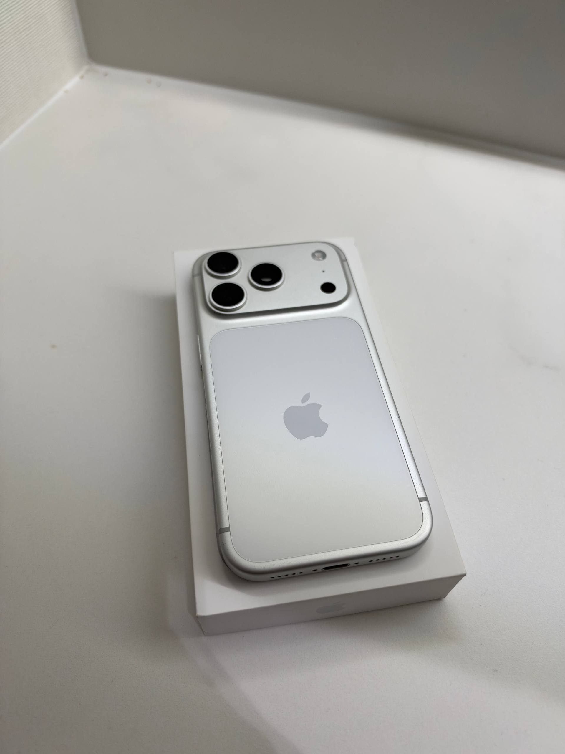 iPhone 17 Pro 256 GB Silver (SIM + eSIM)