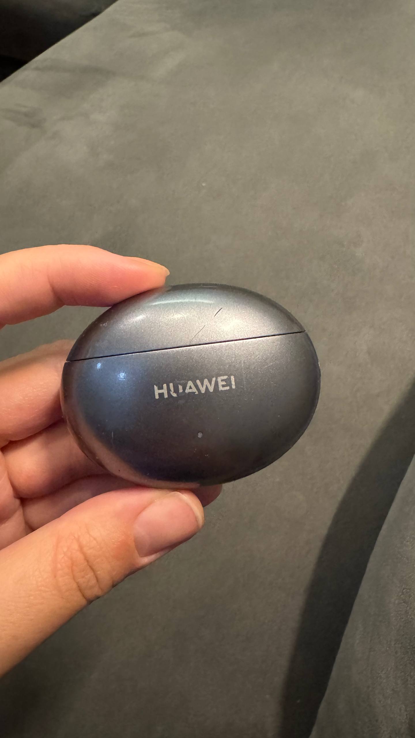 Кейс и левый наушник Huawei FreeBuds 4i