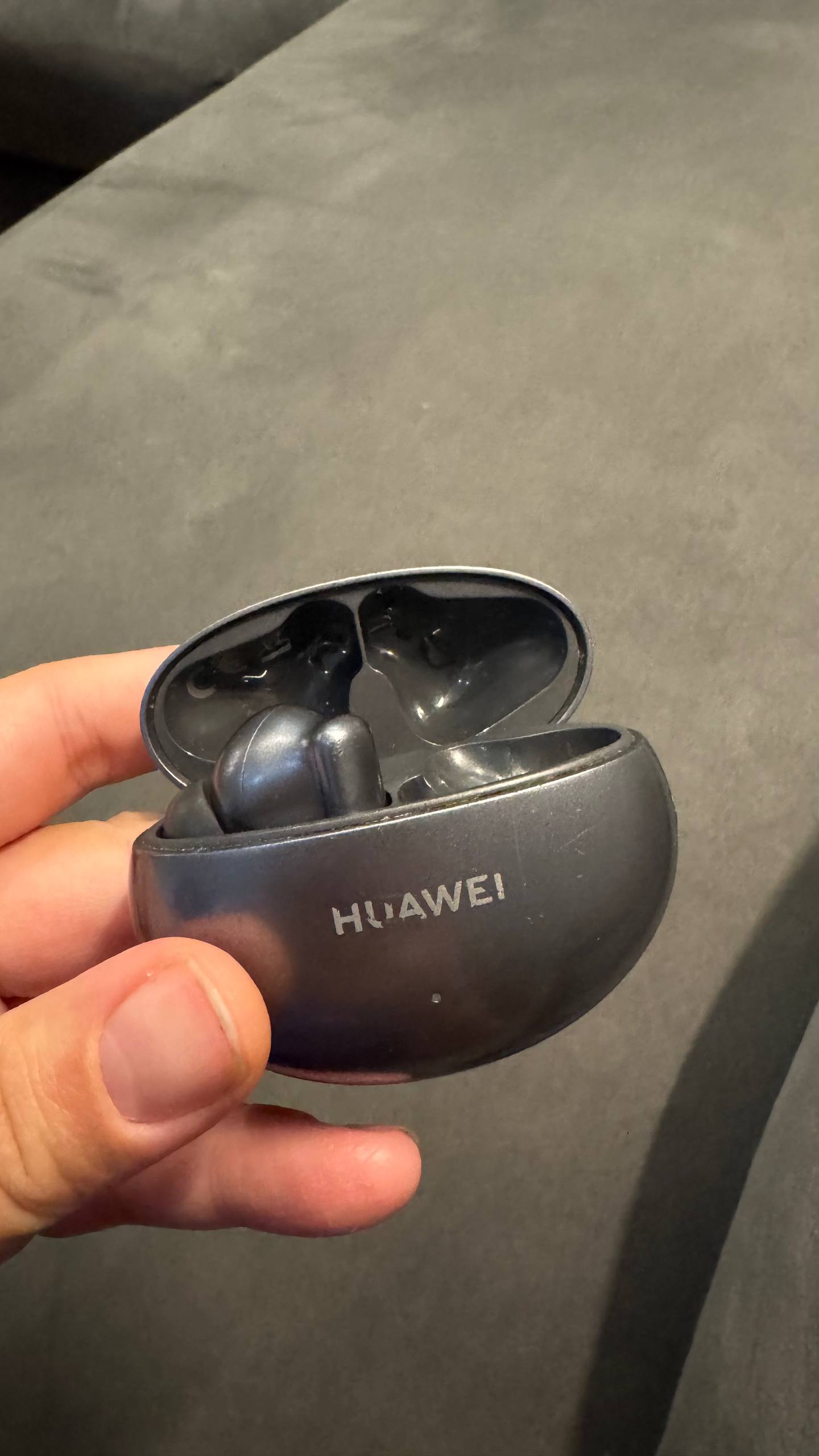 Кейс и левый наушник Huawei FreeBuds 4i
