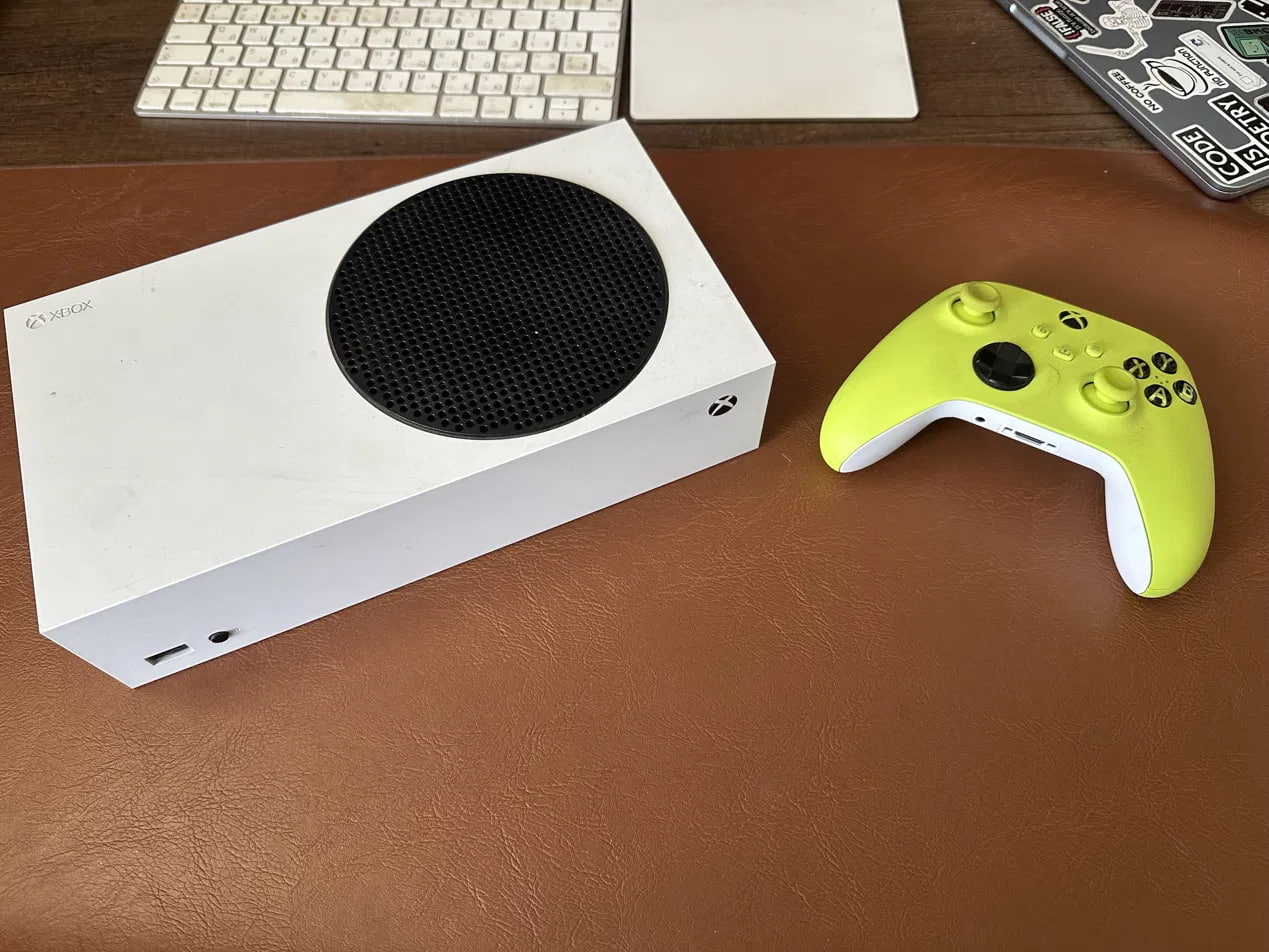 Xbox Series S 512GB + геймпад Electric Volt
