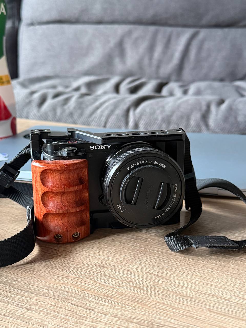 Sony ZV-E10 с объективом