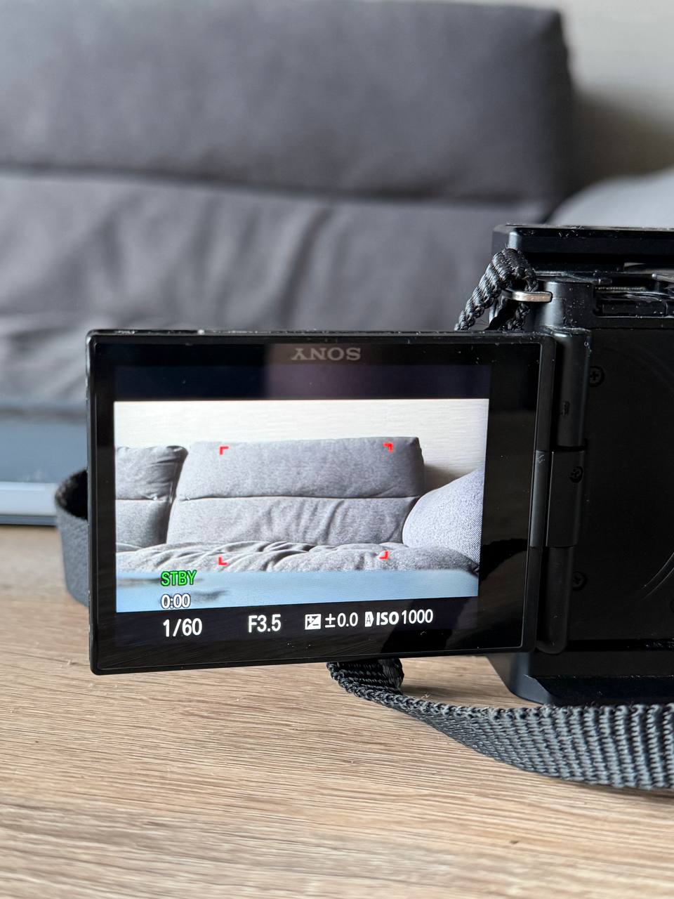 Sony ZV-E10 с объективом