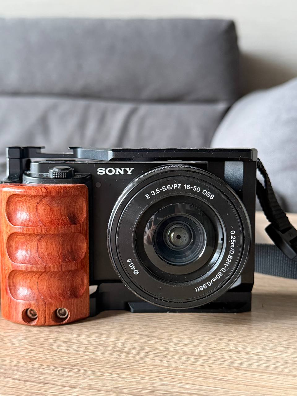 Sony ZV-E10 с объективом