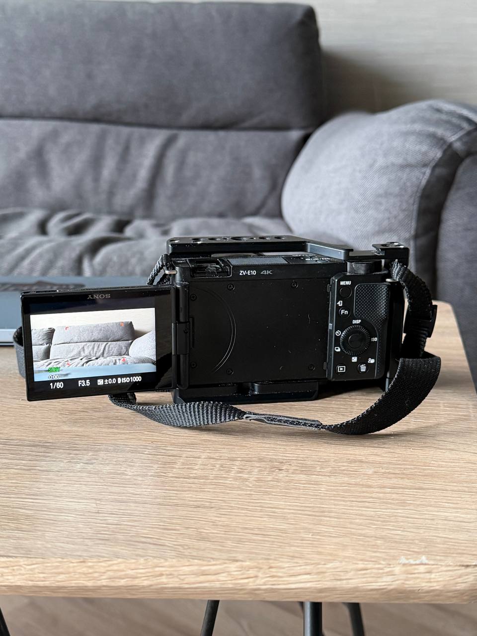 Sony ZV-E10 с объективом
