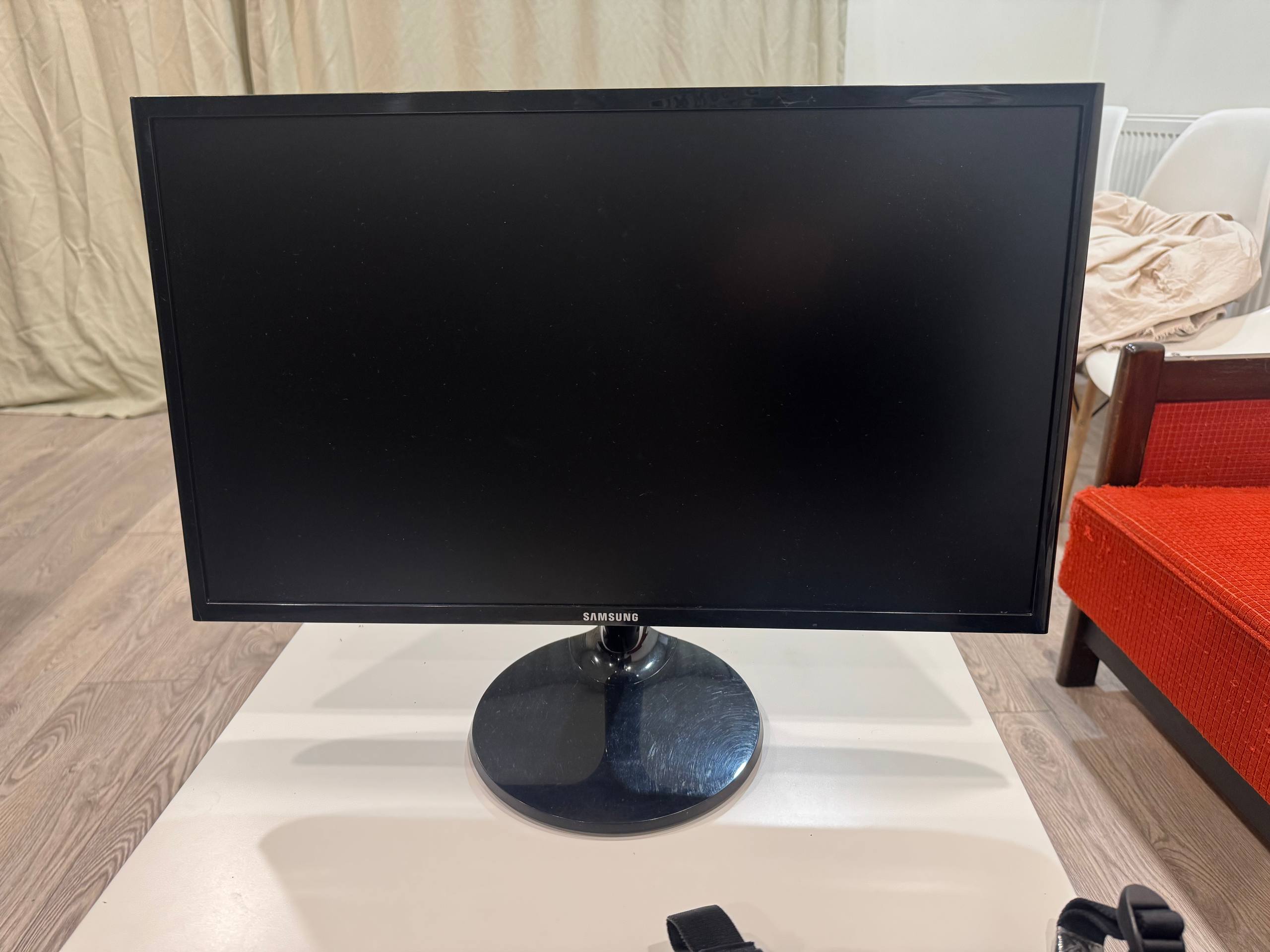 Монитор Samsung LS24F350FHIXCI 24"