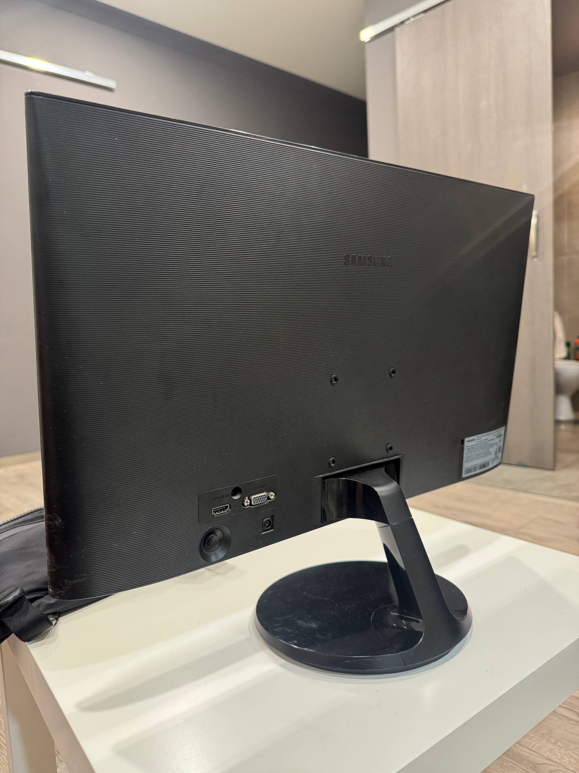 Монитор Samsung LS24F350FHIXCI 24"