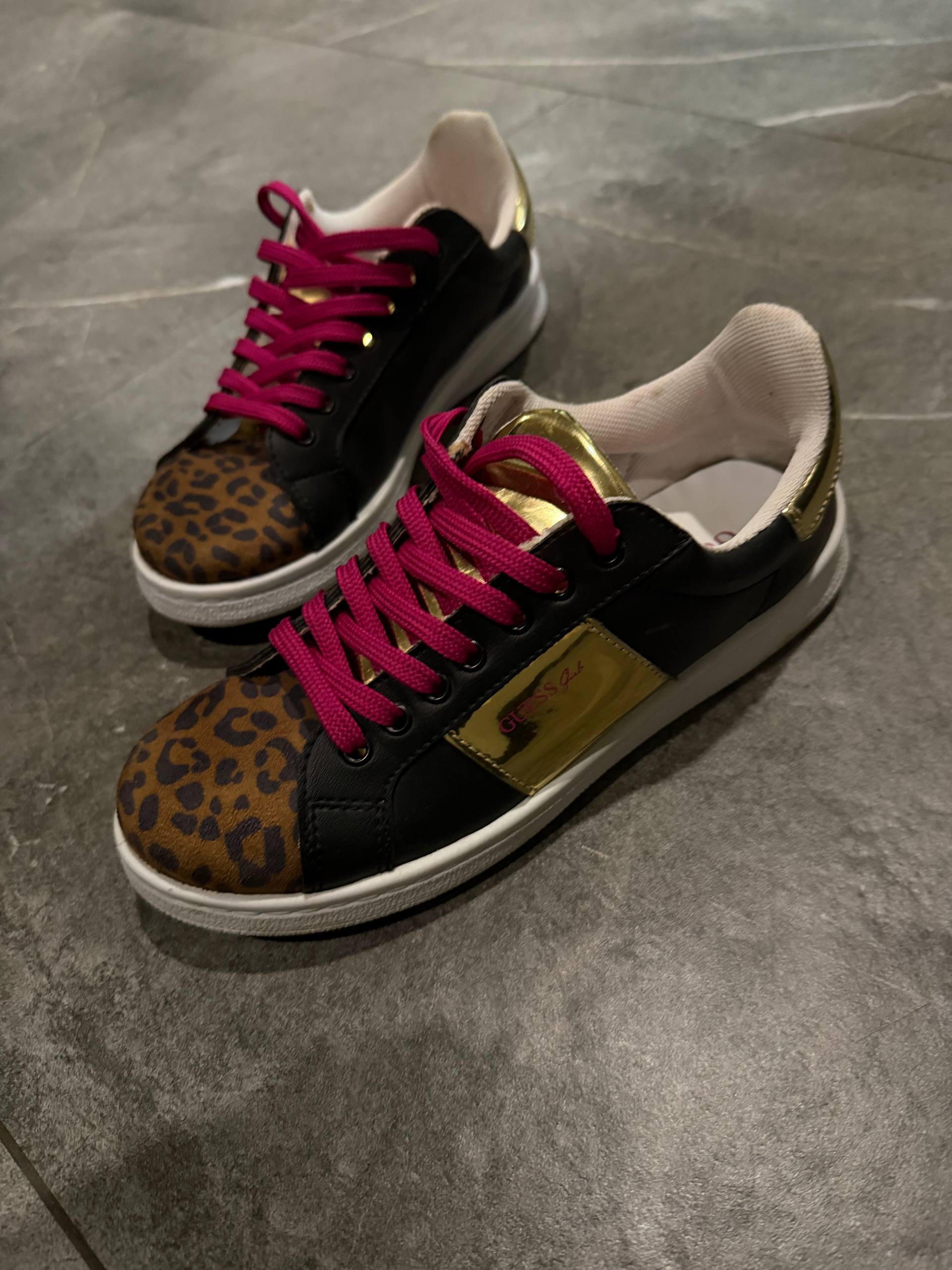 Кроссовки Guess, размер 37
