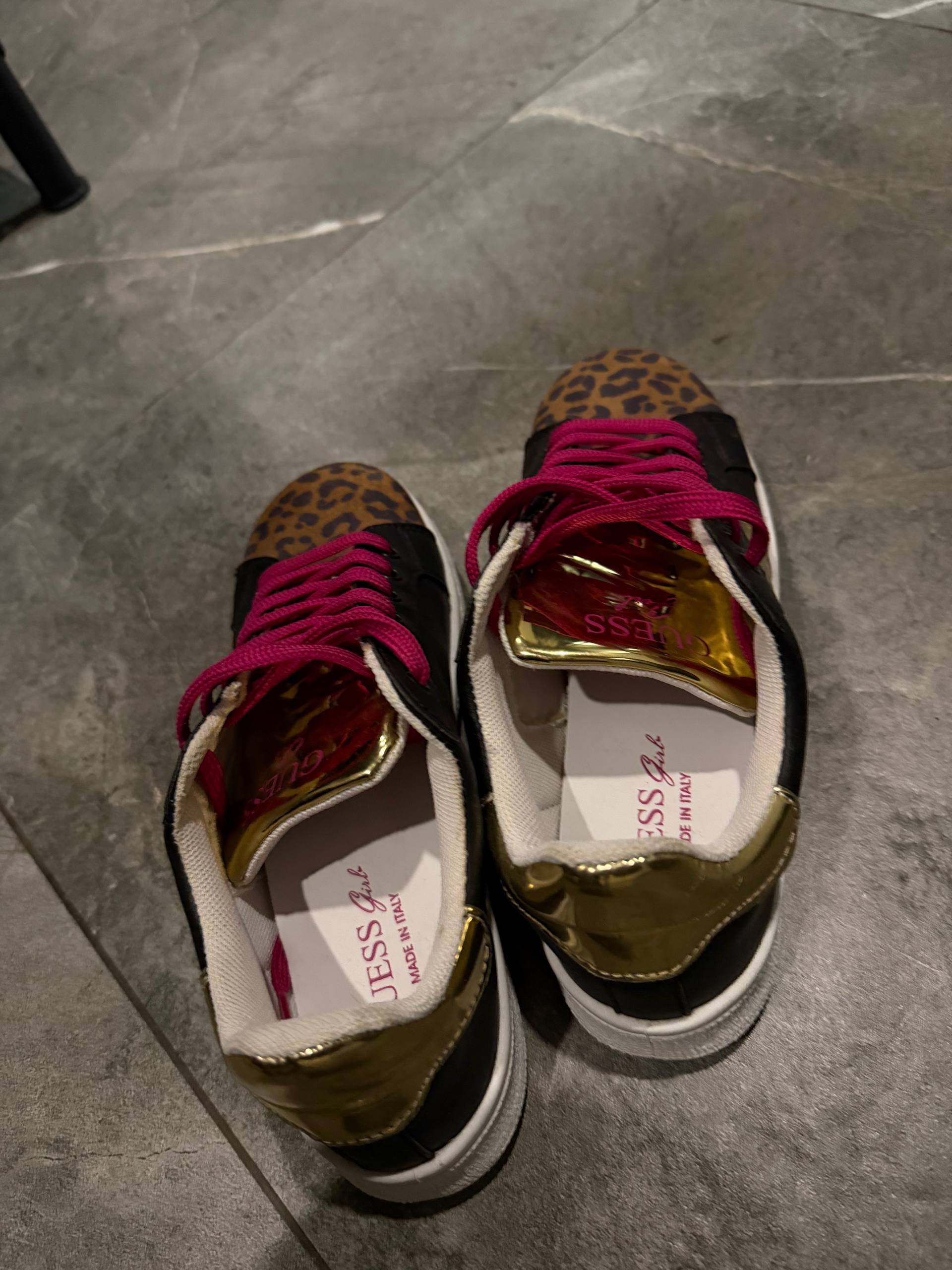 Кроссовки Guess, размер 37