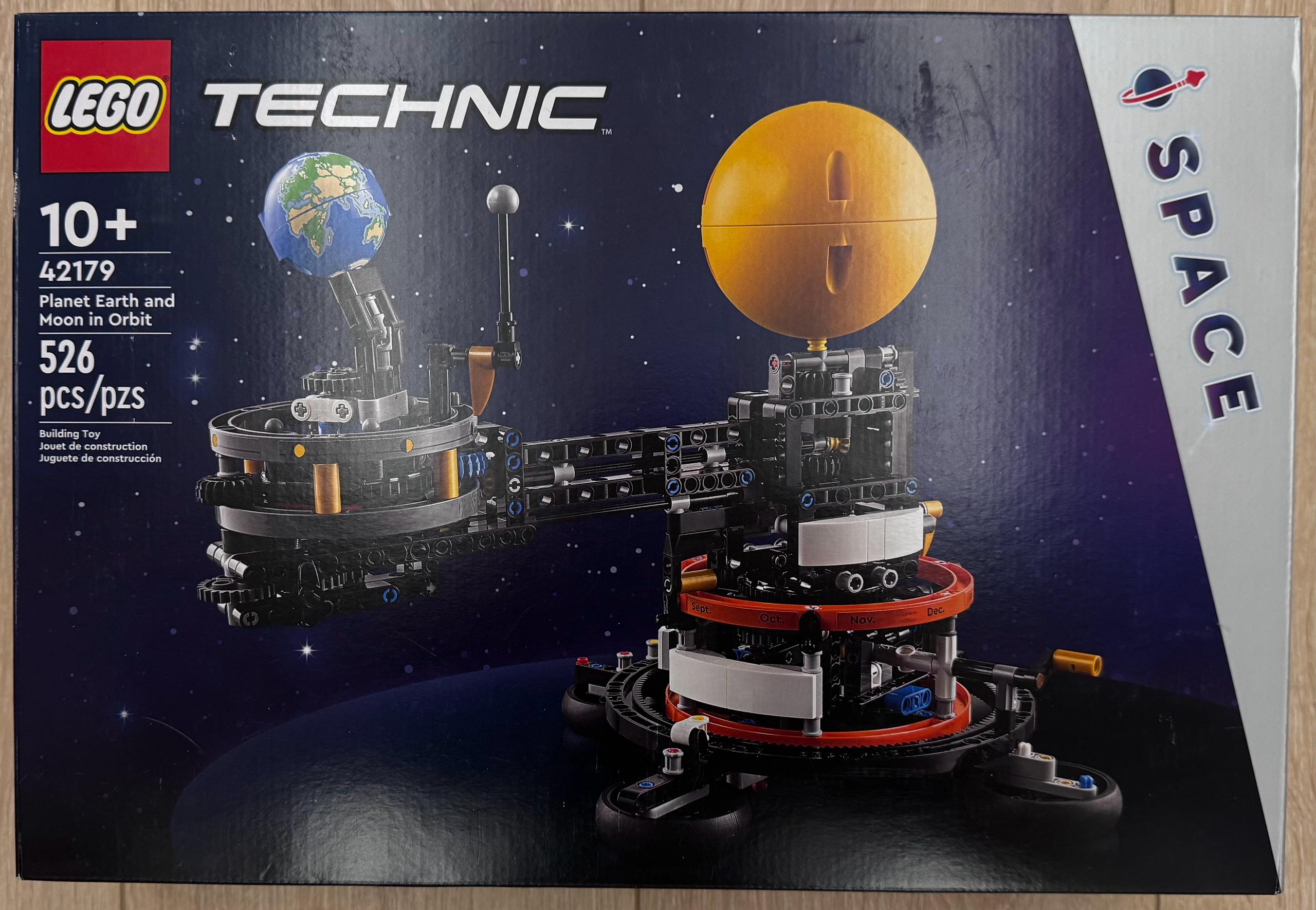 LEGO Technic 42179 Планета Земля и Луна на орбите