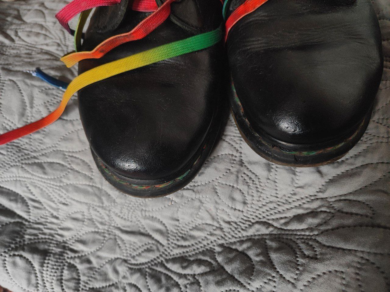 Ботинки Dr. Martens с радужной строчкой и шнурками, р. 42