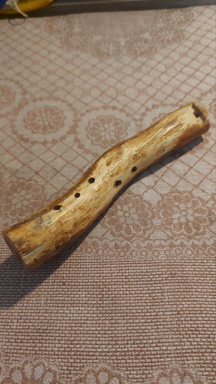 Флейта из ветви можжевельника, строй D (Ре), минорная пентатоника