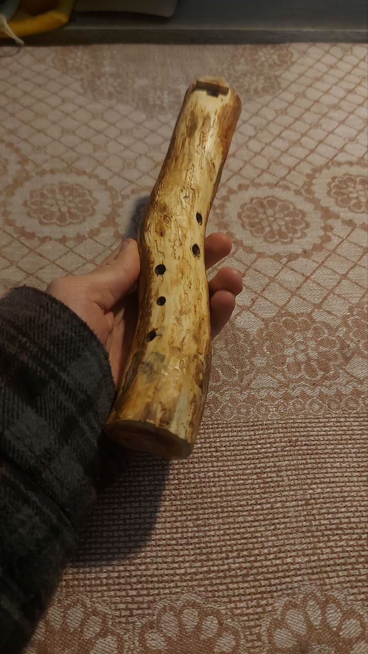 Флейта из ветви можжевельника, строй D (Ре), минорная пентатоника