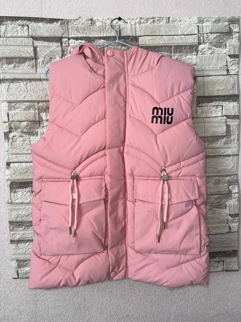 Дутый жилет Miu Miu с капюшоном