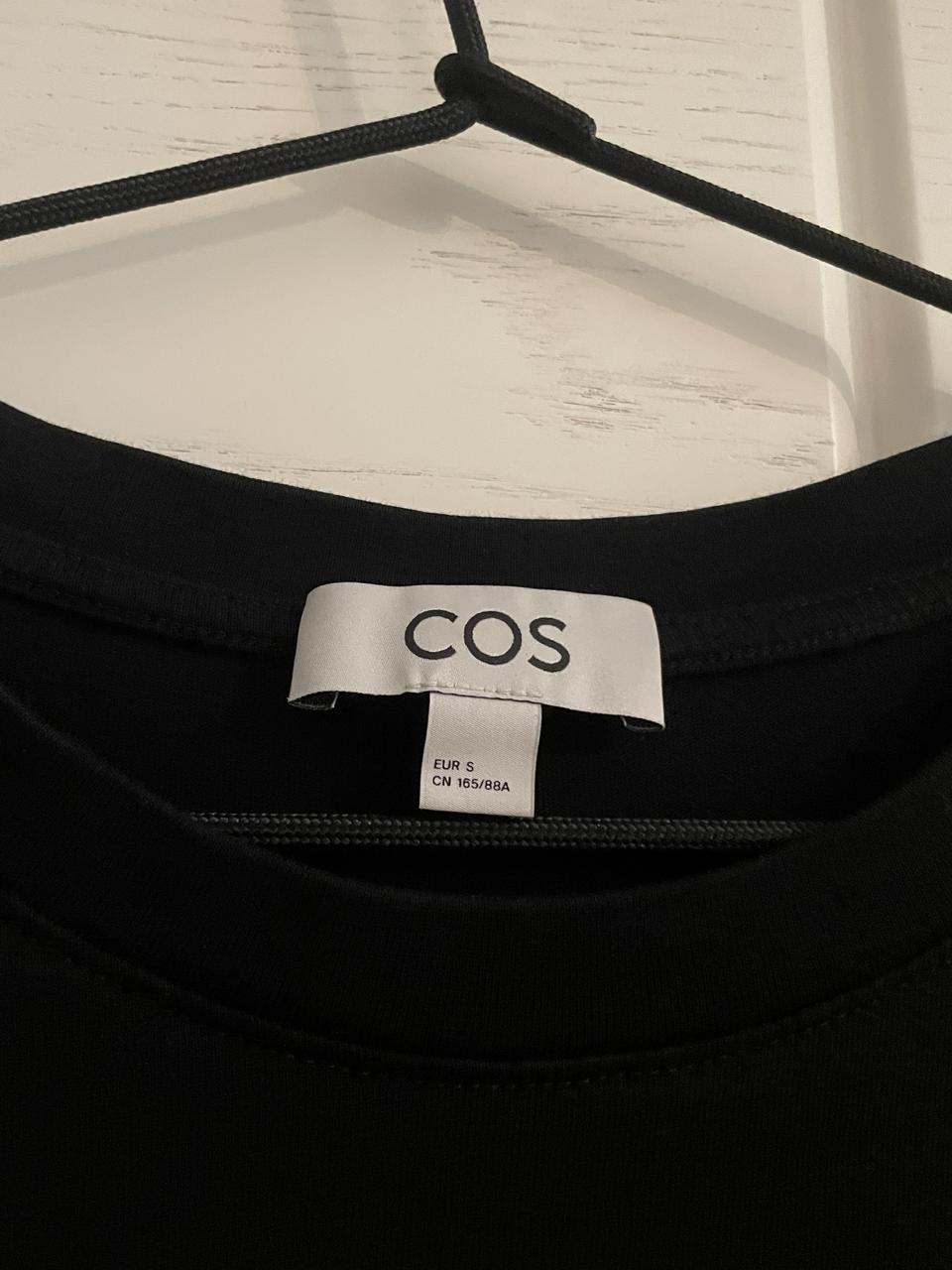 Черная футболка COS