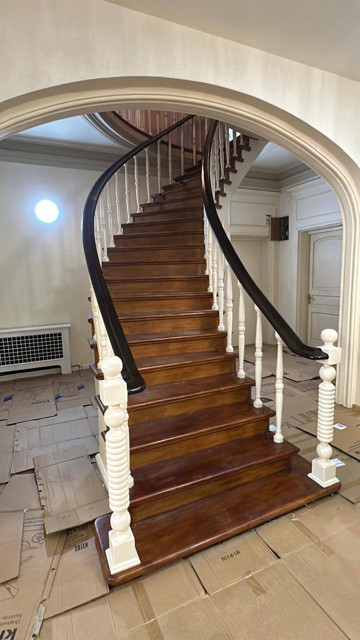 Лестница из натурального дерева, высота около 4 метров